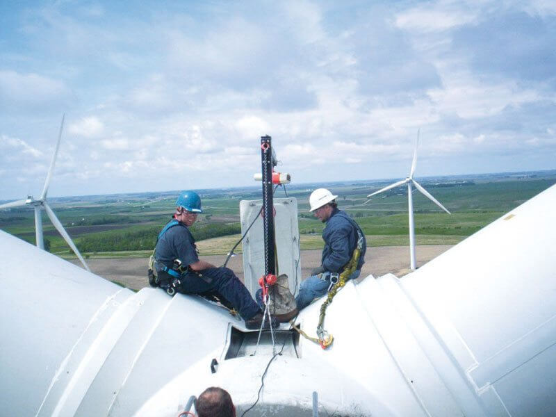Anwender auf einer Windkraftanlage mit Elektrokettenzug ED