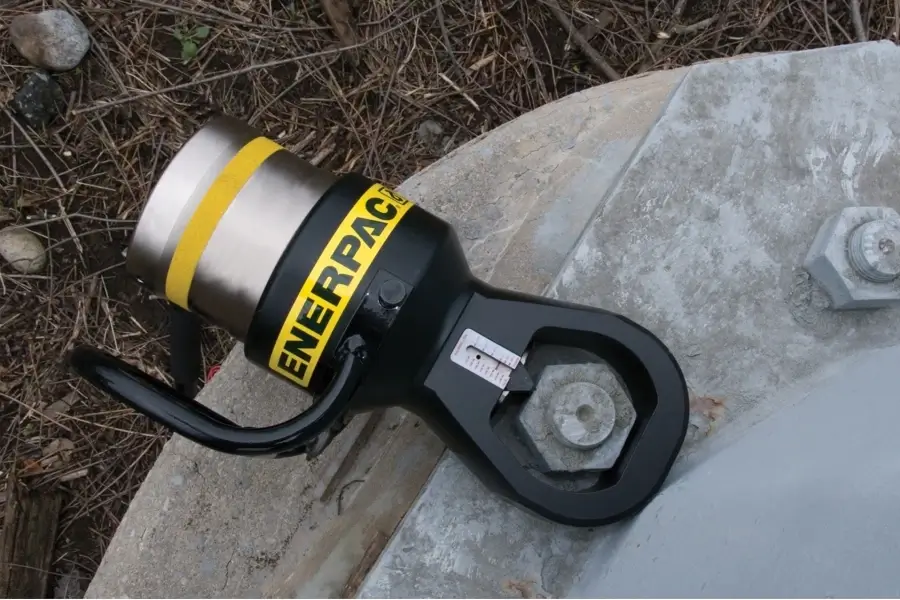 Mutternsprenger beim Sprengen von Muttern im Einsatz Mutternsprenger beim Sprengen von Muttern im Einsatz