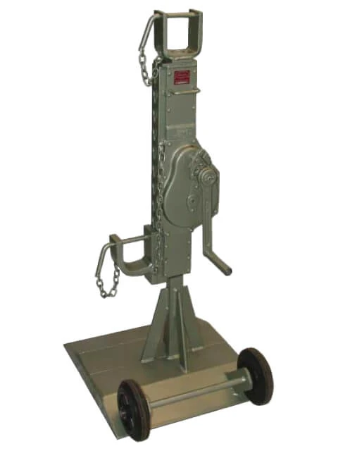 Pewag Kabeltrommelwinde unter einer Kabeltrommel im Einsatz