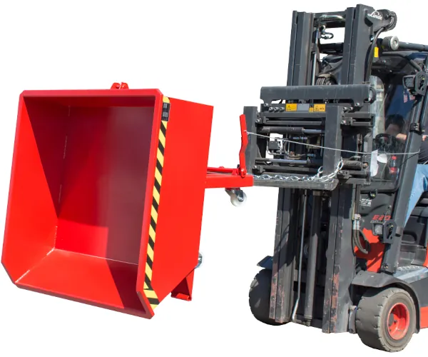 Bauer Mini-Kippbehälter Typ MGU unter einer Maschine mit Seilzug zum Kippen