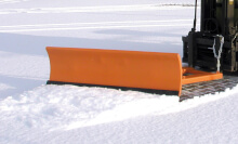 Bauer - Schneeschieber Typ SCH-G im Außeneinsatz
