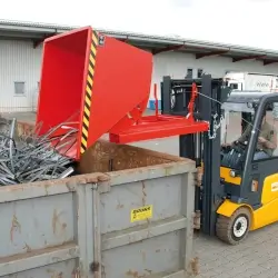 Bauer Südohn Kippbehälter mit Gabelstapler beim Leeren Bauer Südohn Kippbehälter mit Gabelstapler beim Leeren