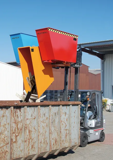 Bauer Multikippbehälter TRIO (3 Kammern) – Stapleraufnahme über Einfahrtaschen