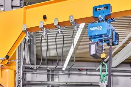 Demag Elektrokettenzug am Säulenschwenker