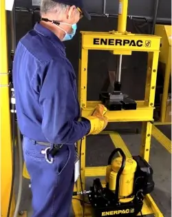 Enerpac Hydraulikaggregat im Einsatz Enerpac Hydraulikaggregat im Einsatz