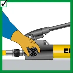 Enerpac Warnhinweis Das Ablassventil nur von Hand bedienen Enerpac Warnhinweis Das Ablassventil nur von Hand bedienen