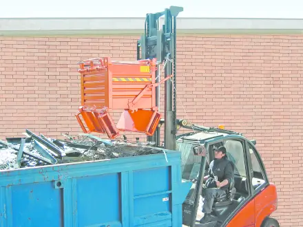 Sall Klappbodenbehälter SL beim Entleeren