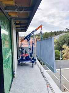 Wienold Werkstattkran MFC Montage von Balkongittern