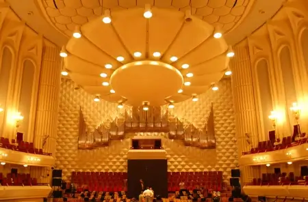 Pfaff Seilrollen in einem Konzertsaal