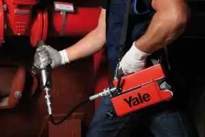 Yale Akku-Hydraulikpumpe PYB Anwendung mit Spreizer