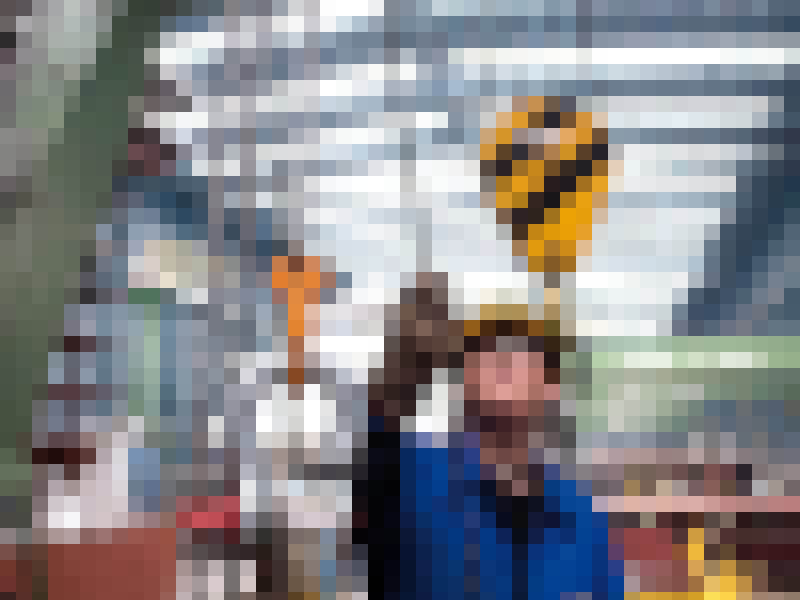 Arbeiterin am Flaschenzug 500 kg Tragkraft CB-005 vor einem Kreuzfahrtschiff