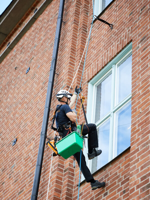 Fensterputzer seilt sich mit dem Get Up am Gebäude ab